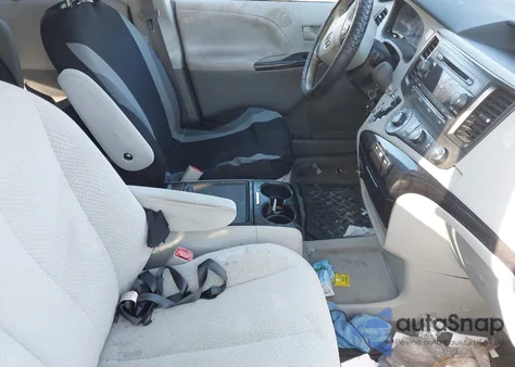 2012 Toyota Sienna Le 7 Passenger z USA, uszkodzony, nr VIN 5TDJK3DC5CS037146